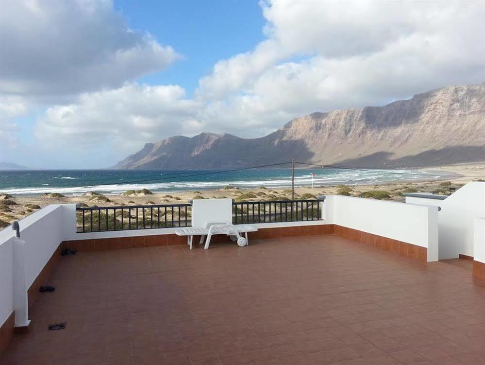Red Star Surf&Yoga Camp Lanzarote Albergue Famara Exterior foto
